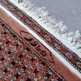 Käsinsolmittu matto