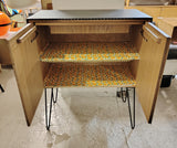 Kaappi korkeilla metallijaloilla