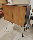 Kaappi korkeilla metallijaloilla