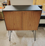 Kaappi korkeilla metallijaloilla