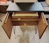 Kaappi korkeilla metallijaloilla