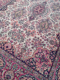 Vaalenpunainen itämainen matto